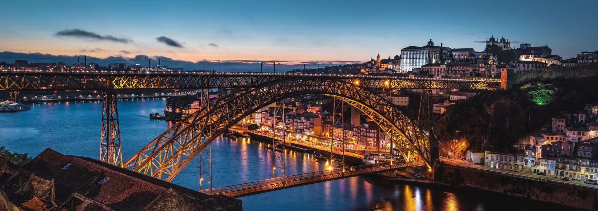 Vista nocturna sobre Oporto